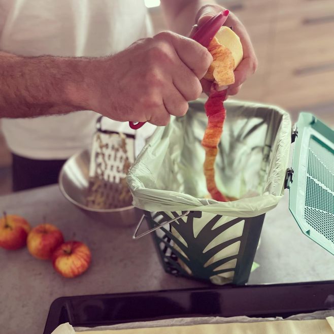 🍂 Podzimní vůně štrůdlu a udržitelný domov! 🍏 Pečete štrůdl? Pak víte, kolik bioodpadu vznikne – slupky, jádřince, zbytky...